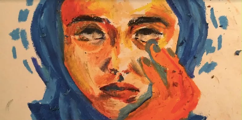 لوحة زيتية لوجه امرأة تلامس خدها يد ملوّنة بدرجات الأزرق والبرتقالي